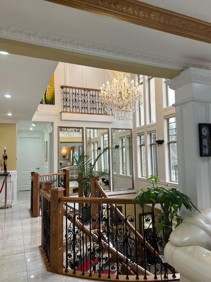 Hôtel Empire Palace à Surrey Extérieur photo